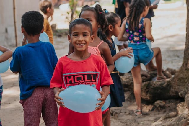 Crianças sorrindo na ONG